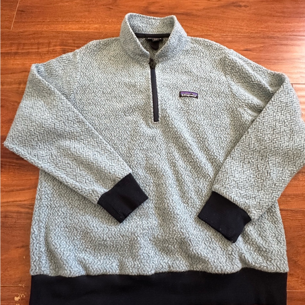 Women’s Patagonia Quarter Zip Pullover Wool Fleece in Light Blue. Size XL.